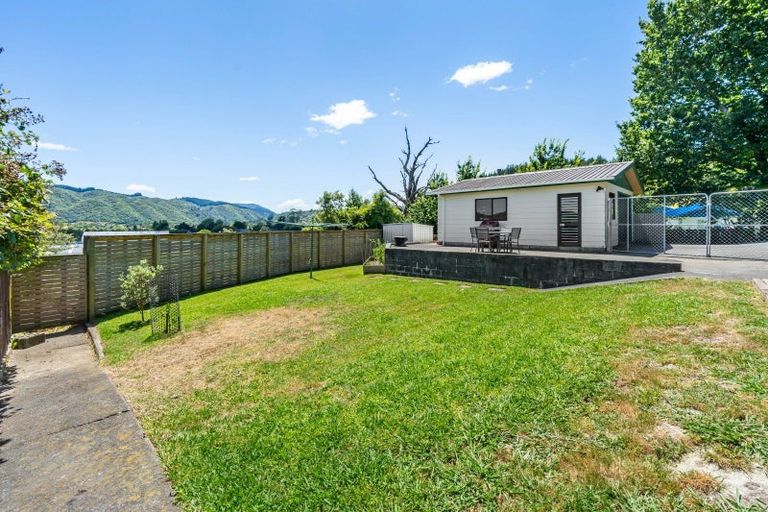 Photo of property in 2 Oaklands Grove, Clouston Park, Upper Hutt, 5018