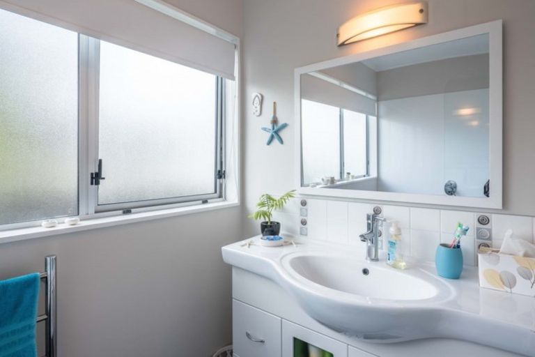 Photo of property in 5 Bahama Crescent, Paraparaumu Beach, Paraparaumu, 5032