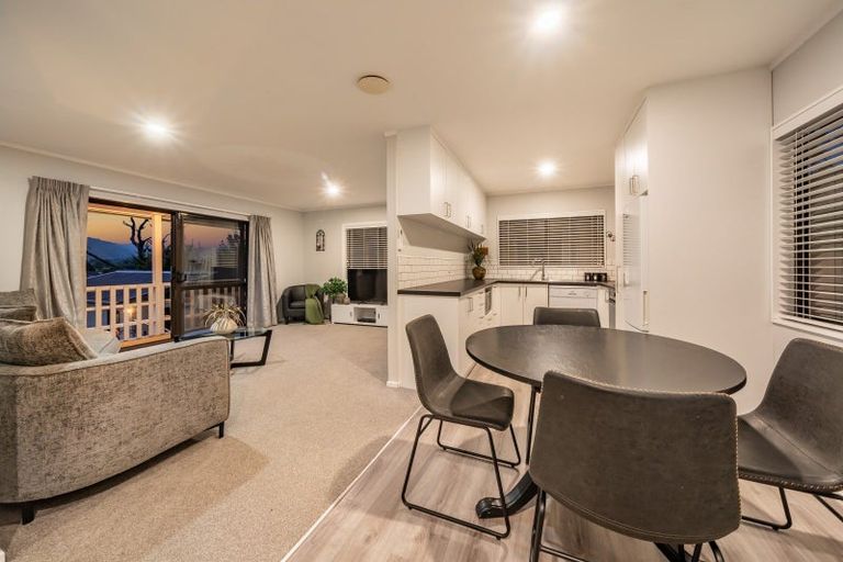 Photo of property in 2 Oaklands Grove, Clouston Park, Upper Hutt, 5018