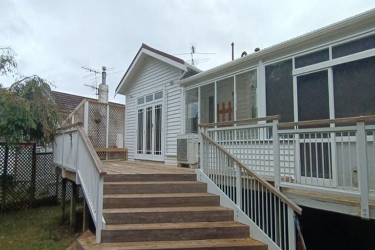 Photo of property in 16 Burrows Avenue, Karori, Wellington, 6012