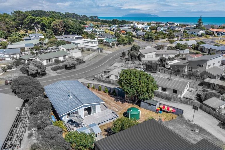 Photo of property in 16 Karaka Street, Otaki Beach, Otaki, 5512