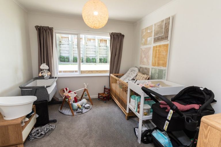 Photo of property in 68 Newlands Road, Newlands, Wellington, 6037