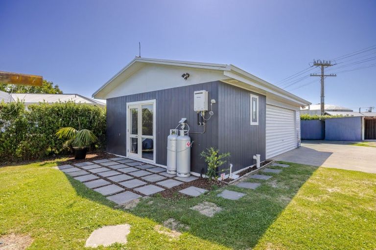 Photo of property in 21 Pitt Street, Clive, 4102