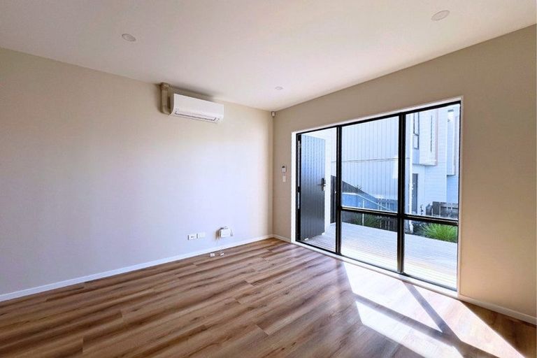 Photo of property in 42 Don Oliver Lane, Glen Eden, 0602