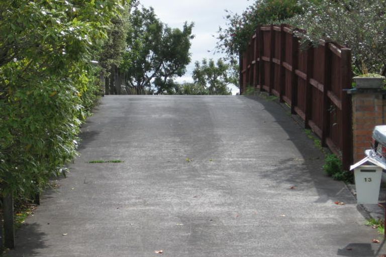 Photo of property in 13 Darlington Place, Glendene, Auckland, 0602