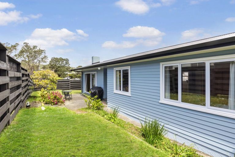 Photo of property in 18 Batchelor Street, Newlands, Wellington, 6037