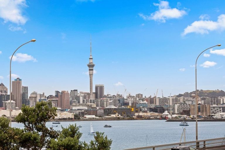 Photo of property in 2/31 Princes Street, Northcote Point, Auckland, 0627