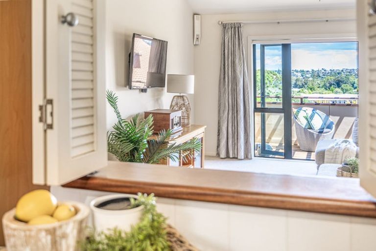 Photo of property in 9/8 Tobago Place, Sunnynook, Auckland, 0620