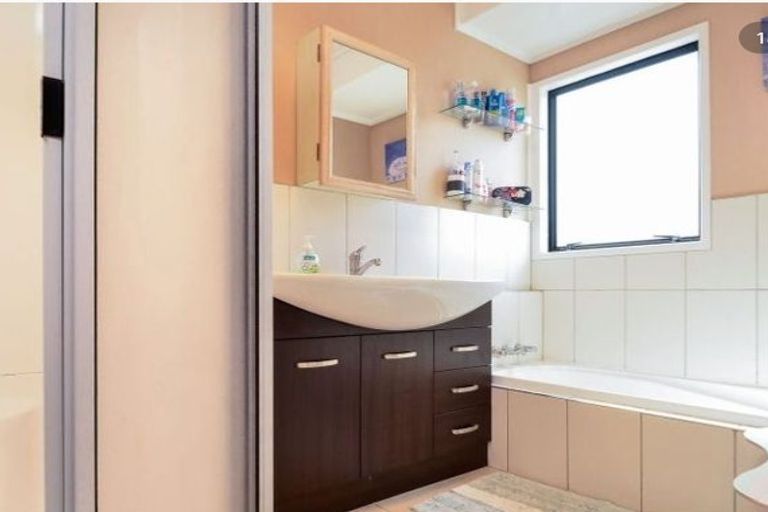 Photo of property in 81 Pupuke Road, Northcote, Auckland, 0627