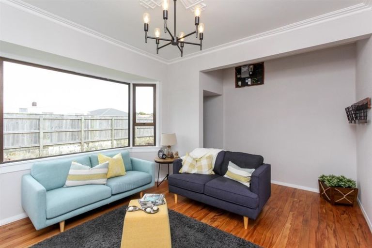 Photo of property in 21 Queens Road, Glen Avon, New Plymouth, 4312