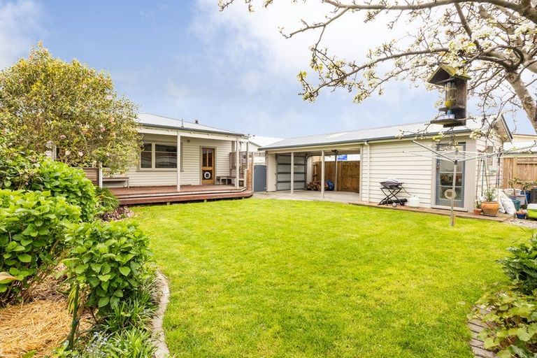 Photo of property in 15 Miro Street, Takaro, Palmerston North, 4410