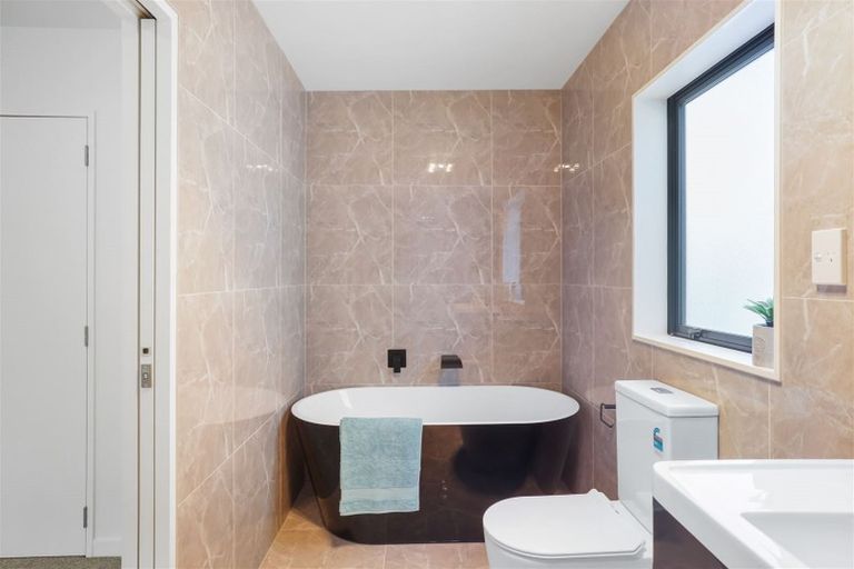 Photo of property in 5b Woodhouse Place, West Harbour, Auckland, 0618