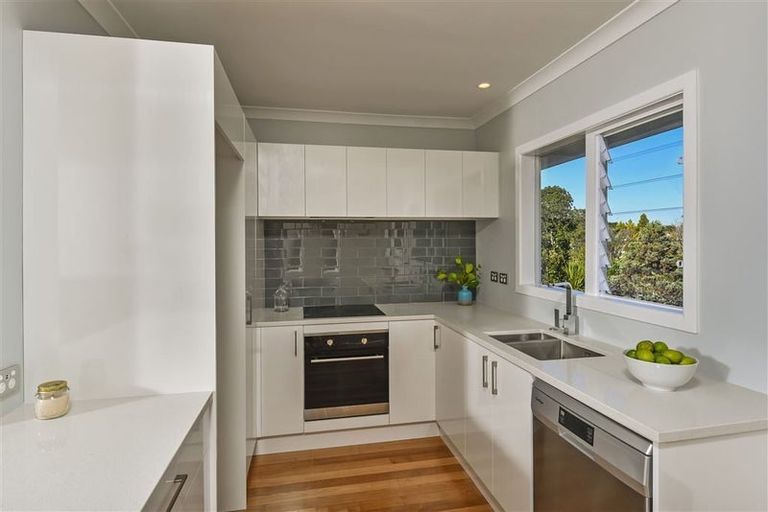 Photo of property in 2/284 East Coast Road, Forrest Hill, Auckland, 0620