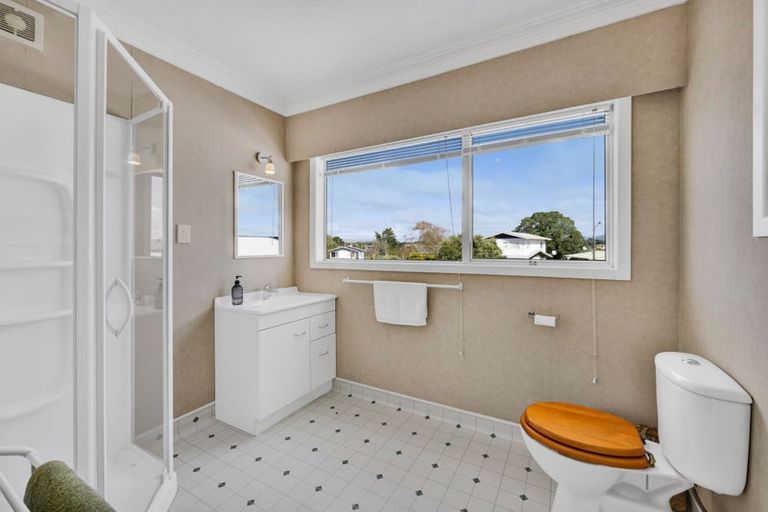Photo of property in 8 Longview Drive, Merrilands, New Plymouth, 4312