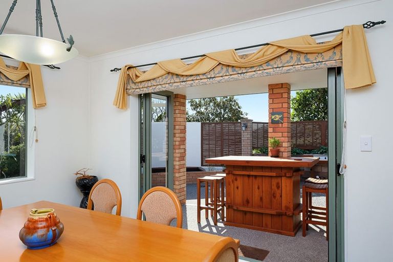 Photo of property in 2 Burgundy Park Avenue, Henderson, Auckland, 0612