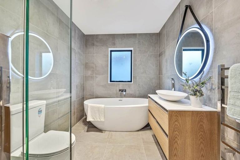 Photo of property in 47a Takutai Avenue, Half Moon Bay, Auckland, 2012