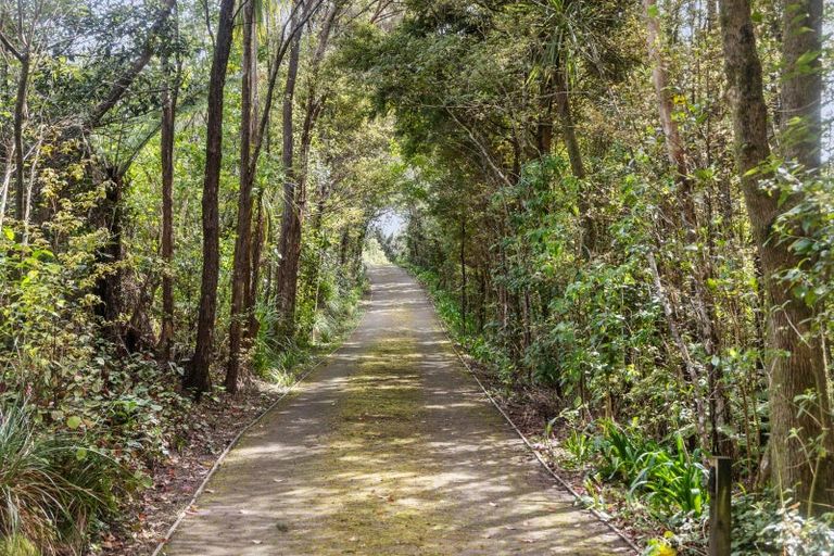 Photo of property in 2 Te Kawau Pass, Greenhithe, Auckland, 0632