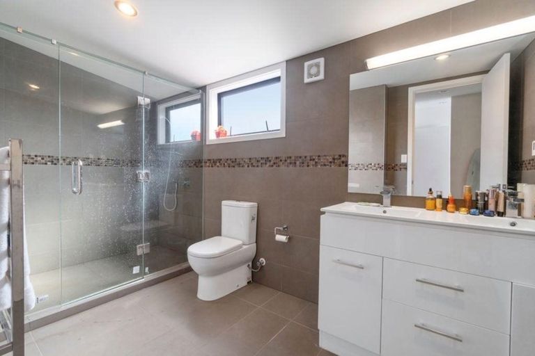 Photo of property in 72a Hobsonville Road, West Harbour, Auckland, 0618