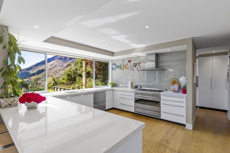 Photo of property in 32 Amber Close, Arthurs Point, Queenstown, 9371