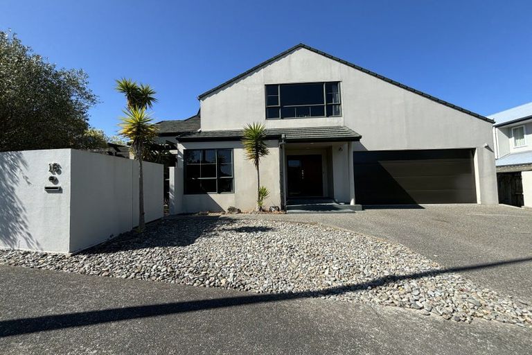 Photo of property in 16 Ruapehu Drive, Fitzherbert, Palmerston North, 4410