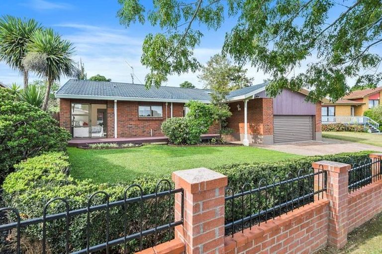 Photo of property in 17 Voltaire Court, Botany Downs, Auckland, 2010