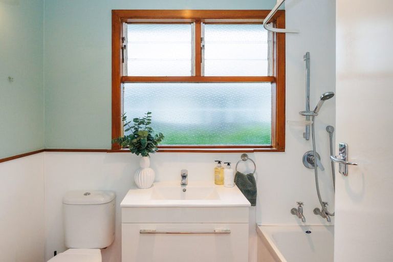 Photo of property in 27 Waterloo Crescent, Hokowhitu, Palmerston North, 4410