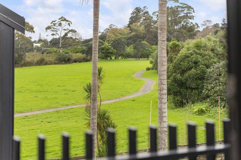 Photo of property in 28 Dawnhaven Drive, Te Atatu Peninsula, Auckland, 0610
