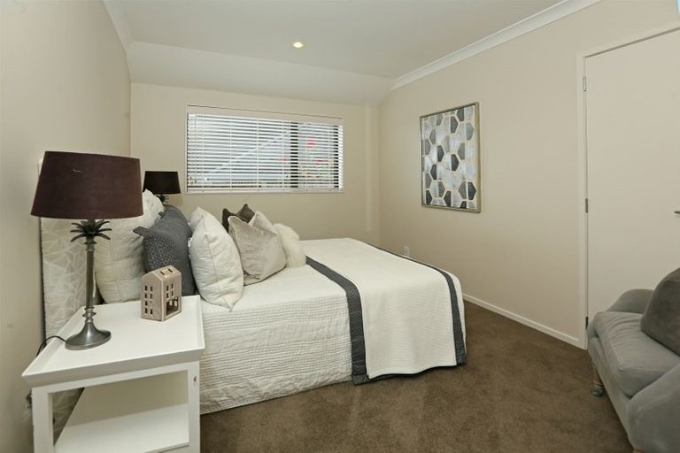 Photo of property in 5 Mcwhirters Farm Lane, Massey, Auckland, 0614