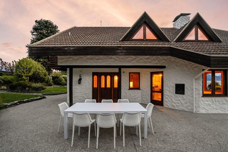 Photo of property in 9 Cypress Court, Kelvin Heights, Queenstown, 9300