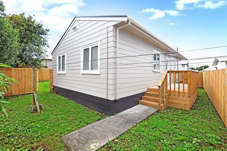 Photo of property in 2/13 Templeton Place, Clendon Park, Auckland, 2103