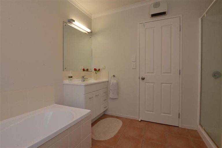 Photo of property in 3a Alderbury Way, Henderson, Auckland, 0612