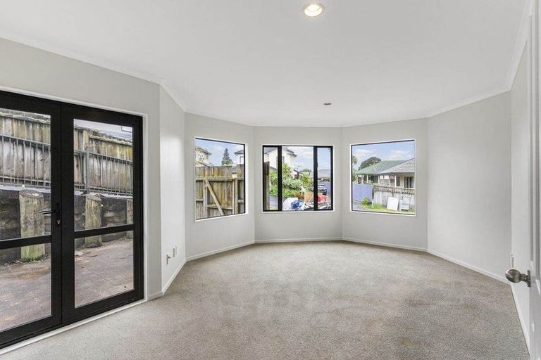 Photo of property in 2/14 Mossop Rise, Glenfield, Auckland, 0629