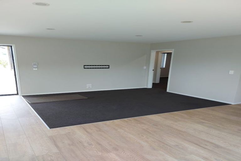 Photo of property in 15 Kahika Grove, Huapai, Kumeu, 0810