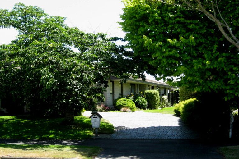 Photo of property in 5 Woodstock Place, Russley, Christchurch, 8042