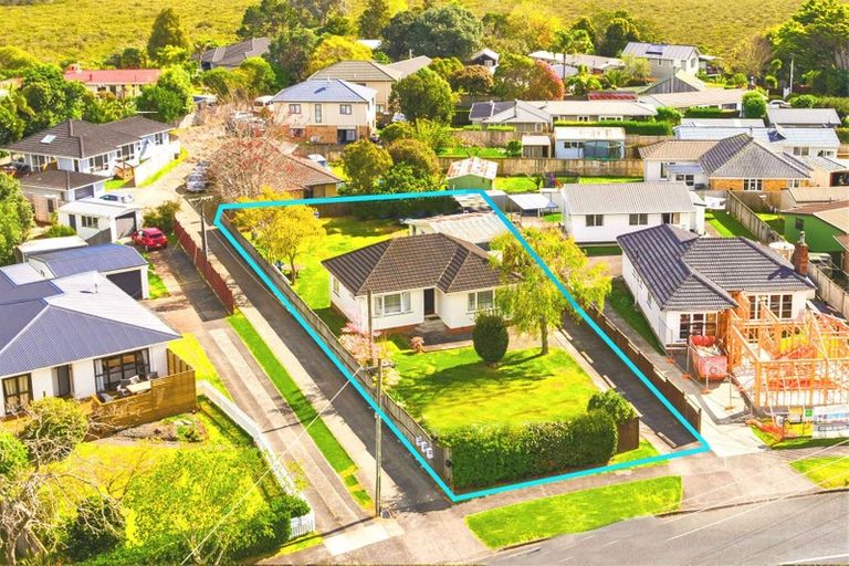 Photo of property in 52 Yeovil Road, Te Atatu Peninsula, Auckland, 0610