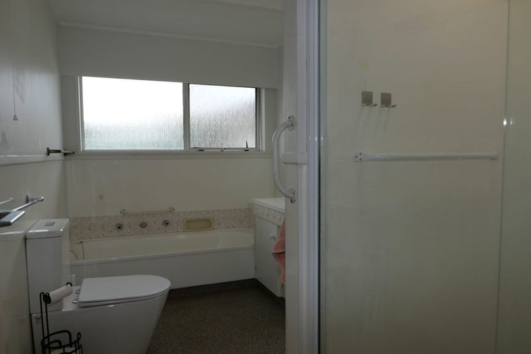 Photo of property in 11 Walton Avenue, Waikanae, 5036