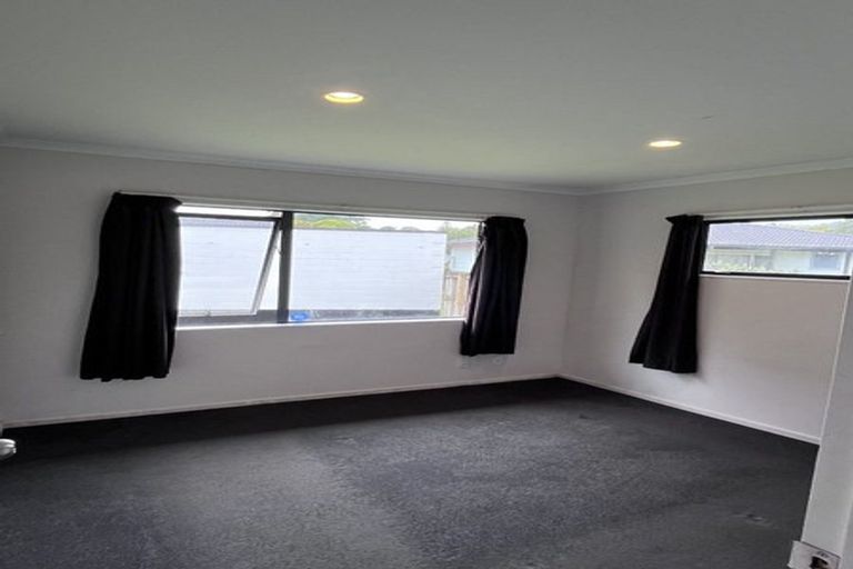 Photo of property in 36 Serwayne Place, Sunnyvale, Auckland, 0612