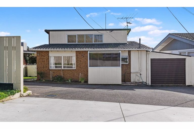 Photo of property in 2/58 Pupuke Road, Hillcrest, Auckland, 0627