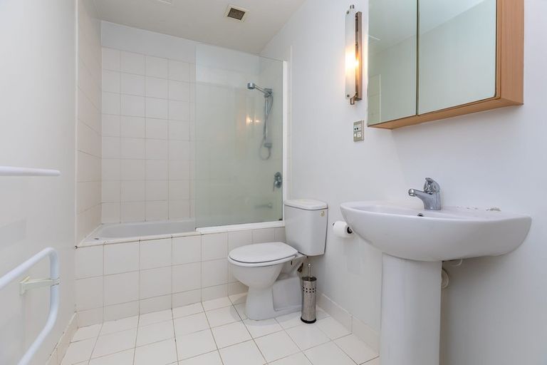 Photo of property in Scotia Tower Apartments, 8a/8 Scotia Place, Auckland Central, Auckland, 1010