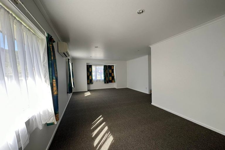 Photo of property in 35 King Charles Drive, Kingsley Heights, Upper Hutt, 5018