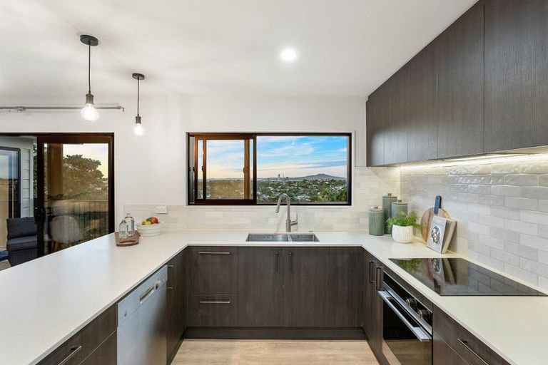 Photo of property in 15 Mcdowell Crescent, Hillcrest, Auckland, 0627