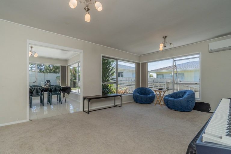 Photo of property in 19 Innismara Avenue, Wattle Downs, Auckland, 2103