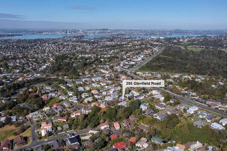 Photo of property in 295 Glenfield Road, Glenfield, Auckland, 0629