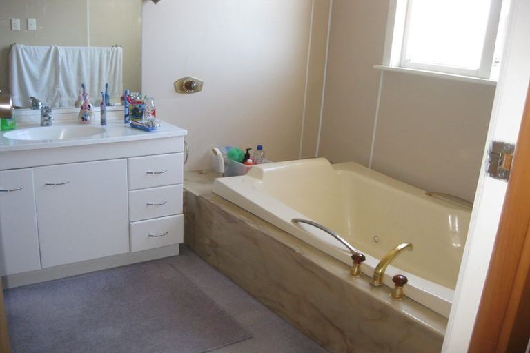 Photo of property in 28 Maple Grove, Kingston, Wellington, 6021