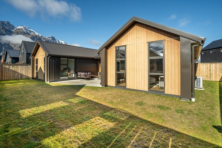 Photo of property in 40 Shelduck Road, Jacks Point, 9371