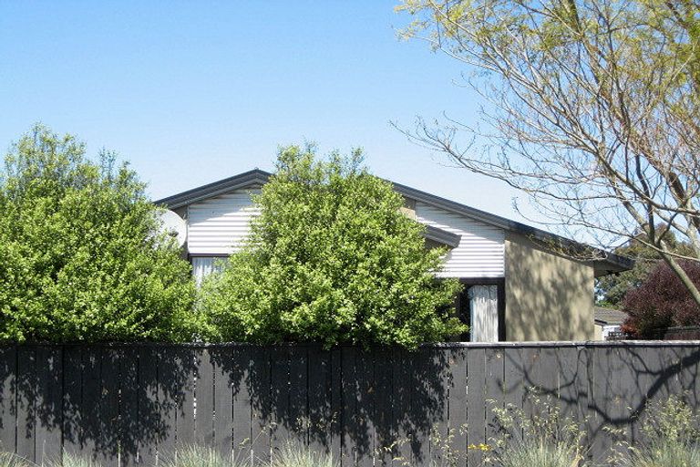 Photo of property in 16 Dunbarton Street, Redwood, Christchurch, 8051