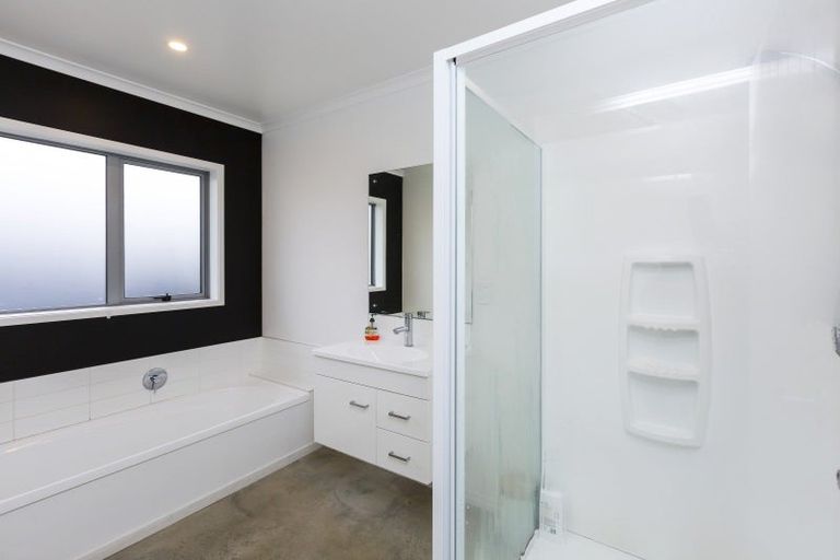 Photo of property in 14 Passchendaele Grove, Trentham, Upper Hutt, 5018