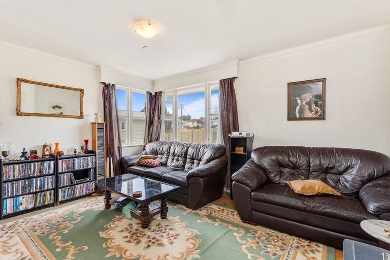 Photo of property in 11 Stephen Avenue, Henderson, Auckland, 0610