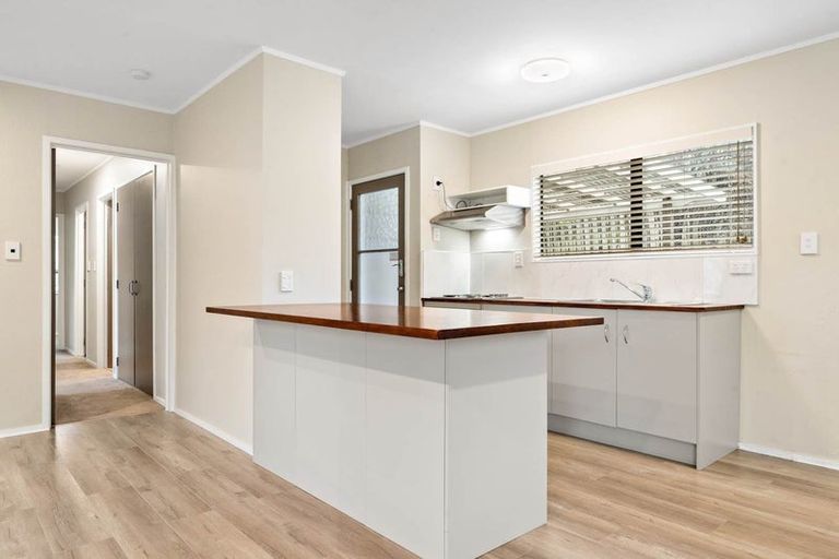 Photo of property in 2 Louise Place, West Harbour, Auckland, 0618