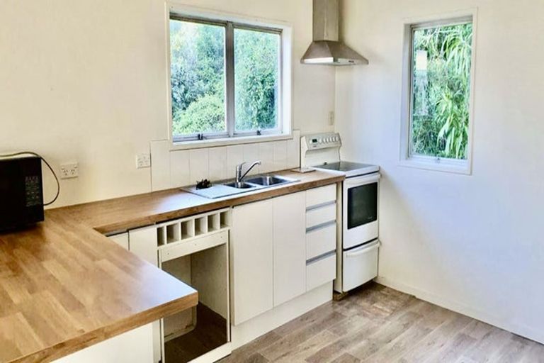 Photo of property in 16 Springside Place, New Lynn, Auckland, 0600